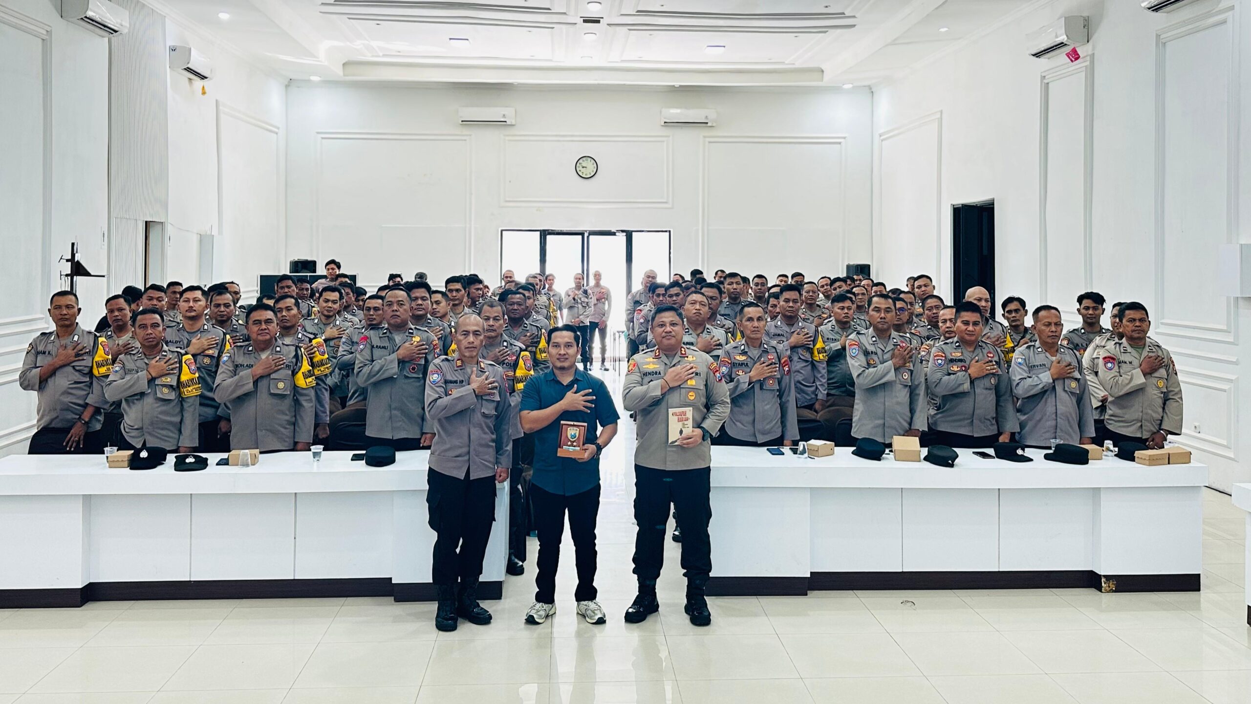 MENCERAHKAN: Asesor UKW Dewan Pers Hairul Anam melatih ratusan Bhabinkamtibmas guna piawai dalam membuat narasi untuk konten kreatif. (Dewi Fitri/Kabar Madura)