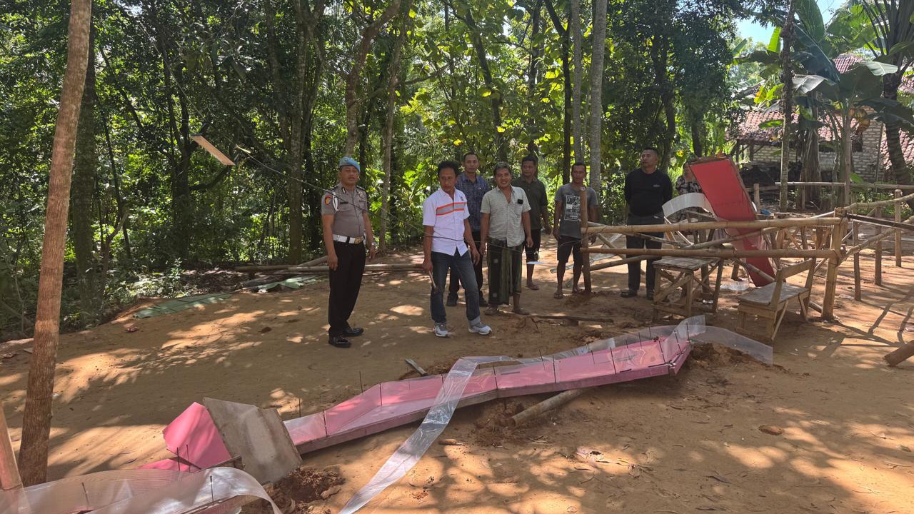GERAK CEPAT: Polsek Larangan membongkar lapangan balap kelereng di dua lokasi berbeda di Desa Blumbungan, Kecamatan Larangan. (Ist/Kabar Madura)