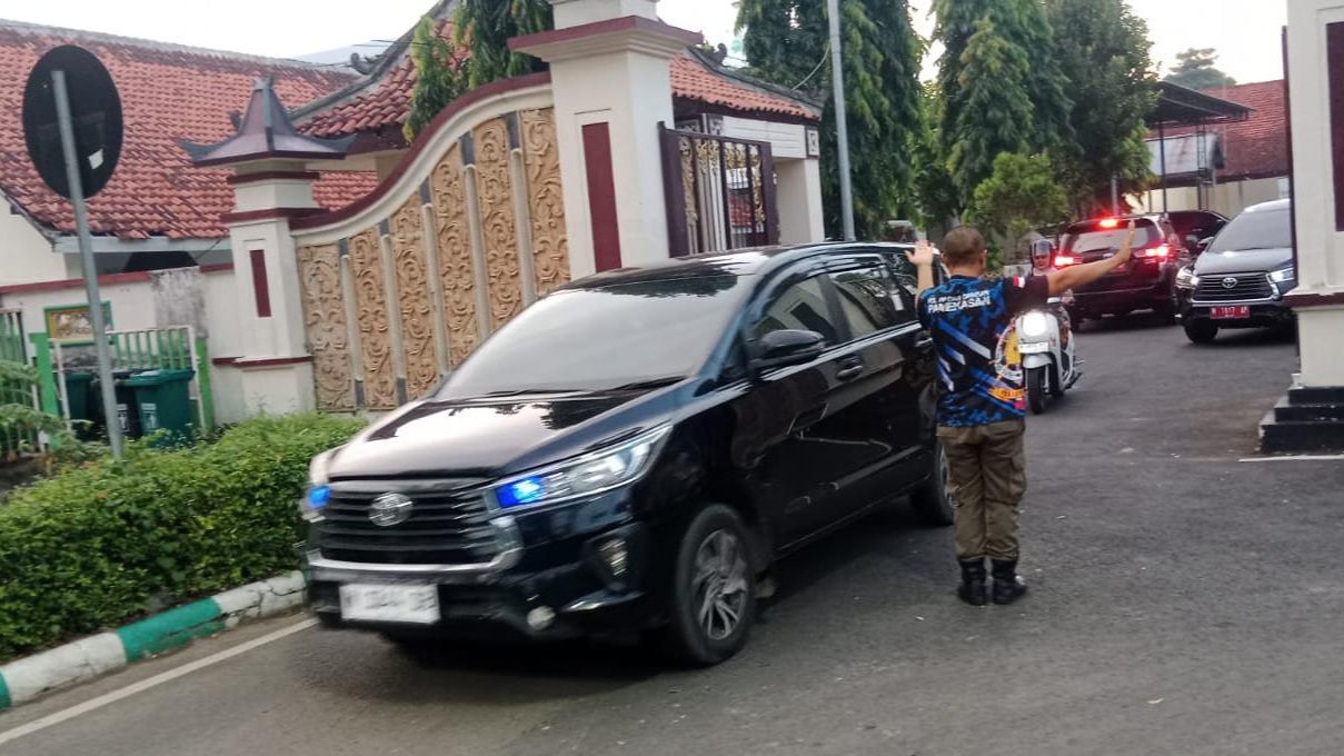 KELUAR: Tampak beberapa mobil pejabat saat keluar dari Pendopo Bupati Pamekasan usai pertemuan dengan perwakilan KPK. (Safira Nur Laily/Kabar Madura)