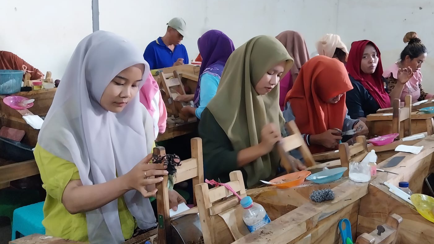 SUMBER BERPENGHIDUPAN: Para buruh rokok di Madura saat sedang bekerja. (Khoyrul Umam Syarif/Kabar Madura)