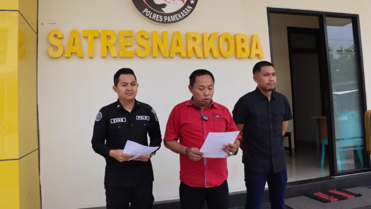 BERI EFEK JERA: Satreskrim Polres Pamekasan saat memberikan keterangan terkait kasus yang ditanganinya. (Ist/Kabar Madura)
