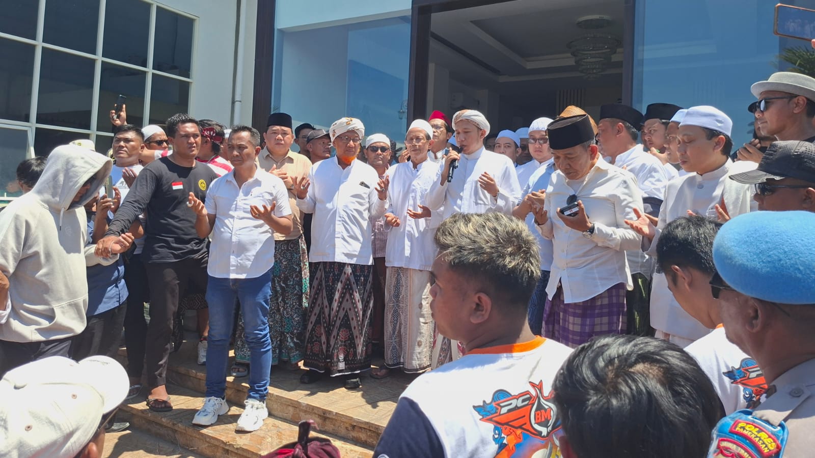 BERSINERGI: Para ulama, tokoh agama, tokoh masyarakat, dan para petani tembakau Madura tampak khidmat doa bersama di Gudang Induk Bawang Mas, Blumbungan, Larangan, Pamekasan. (Moh. Miftahol Arifin/Kabar Madura)