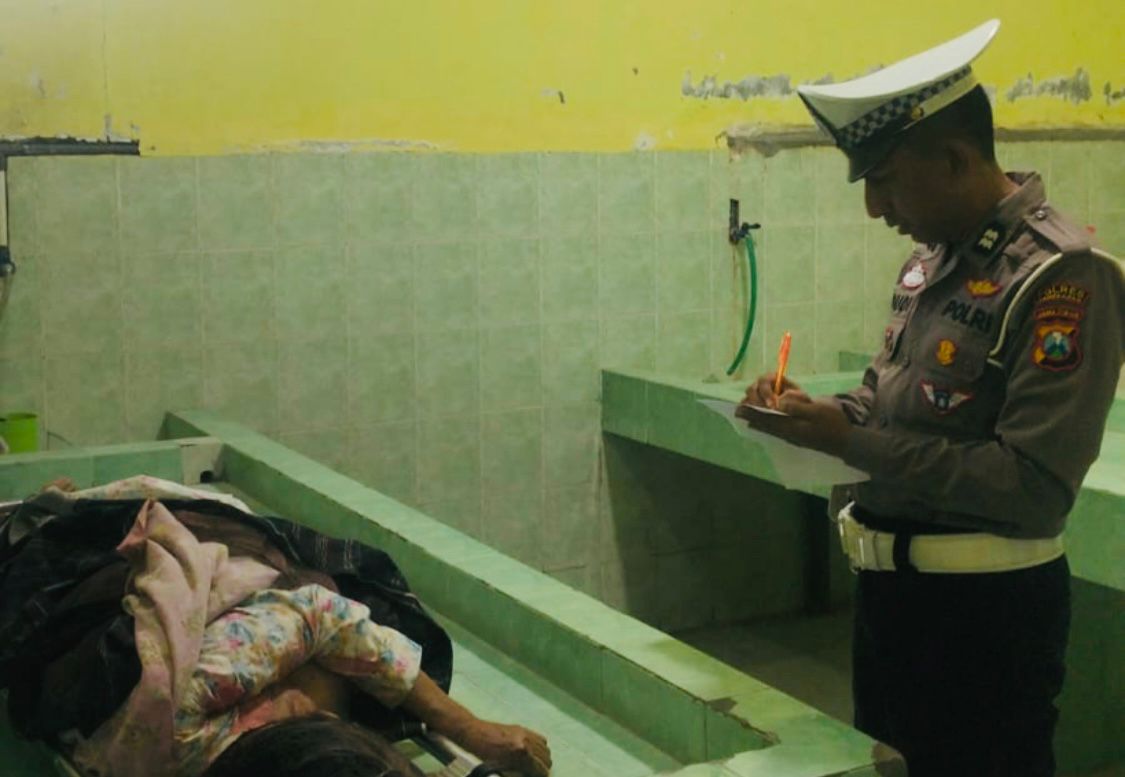 INNALILLAH: Polisi menunjukkan korban yang tewas terlindas truk. (Ist/Kabar Madura)