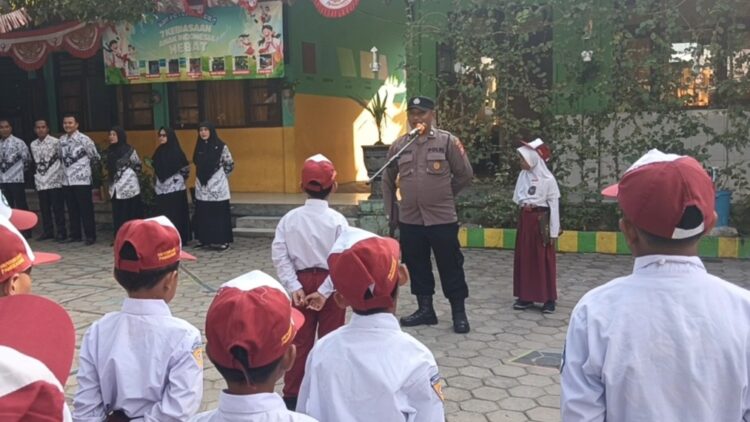 MERAKYAT: Polres Pamekasan mengerahkan personel untuk masuk ke sekolah-sekolah. (Ist/Kabar Madura)