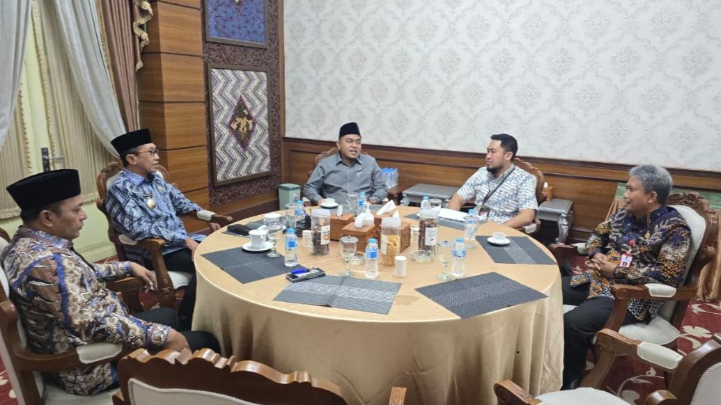 SERIUS: Tim Korsubgah KPK saat 9 jam pertemuan tertutup bersama eksekutif dan legislatif di Peringgitan Dalam Pendopo Pamekasan. (Ist/Kabar Madura)