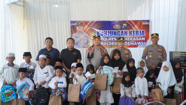 UNTUK MASYARAKAT: Kapolres Pamekasan AKBP Hendra Eko Triyulianto mendatangi Mapolsek guna menguatkan solidaritas kepolisian. (Ist/Kabar Madur)