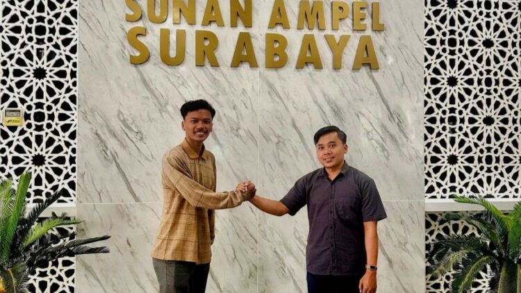 Ketua Penyusunan Naskah Akademik Kawasan Ekonomi Khusus (KEK) Tembakau Madura, Subairi Muzakki (kanan) bersama Presiden Mahasiswa UIN Sunan Ampel Surabaya, Alwan Naufal Bariq. (Ist/Kabar Madura)