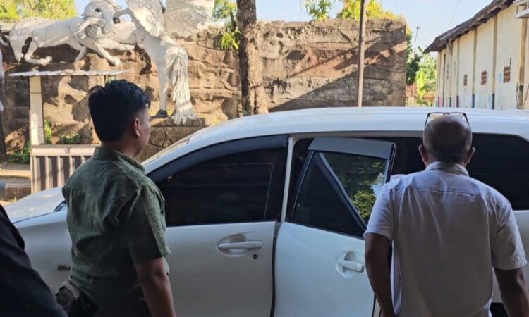 MENEGANGKAN: Proses penangkapan eks Anggota DPRD Sumenep yang terduga pelaku penggelapan uang senilai Rp1 miliar. (Ist/Kabar Madura)