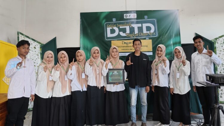 ENERJIK: Sekjen PPMI Nasional Ach. Zainuddin (berbaju hitam) saat menjadi pemateri DJTD. (Ainor Rofik/Kabar Madura)