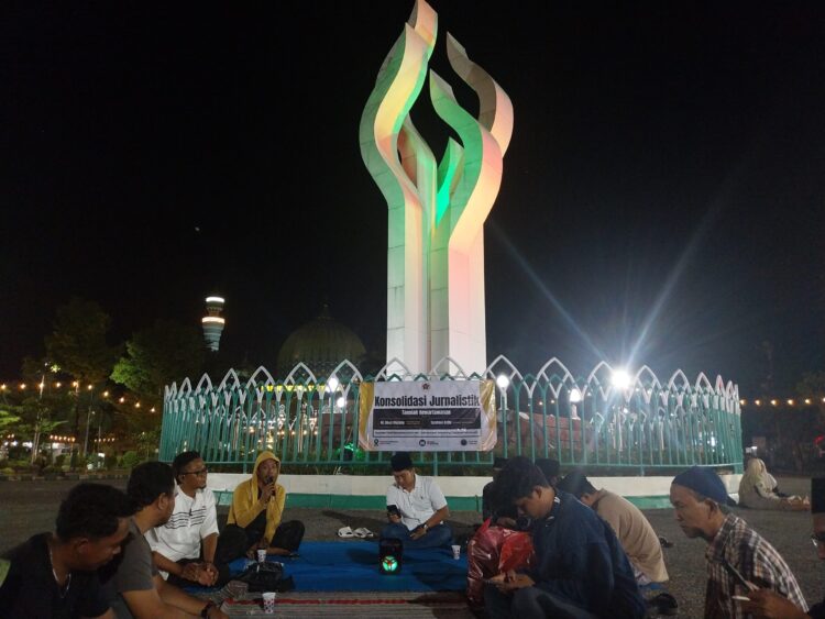 KOMPAK & PEDULI: PWI Pamekasan menggelar Konsolidasi Jurnalistik yang dikemas dengan Tausiah Kewartawanan dan Doa Bersama untuk Sekjen PWI Pusat alm. Zulmansyah Sekedang. (Khoyrul Umam Syarif/Kabar Madura)