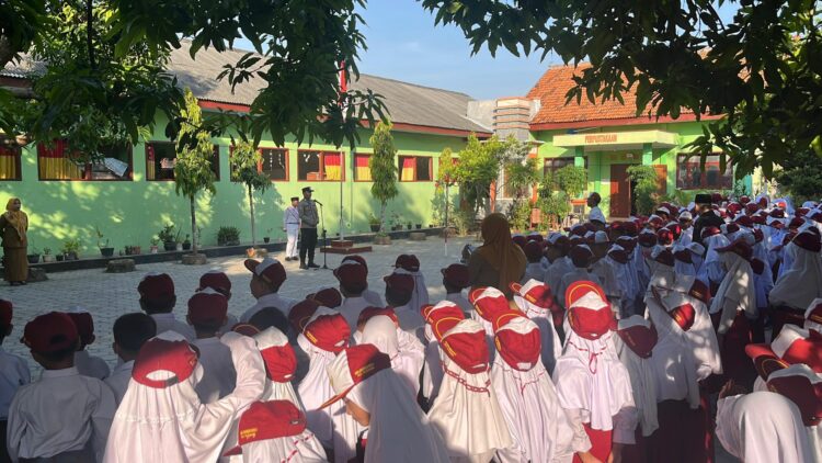TANGGUNG JAWAB MORAL: Kapolres Pamekasan menerjunkan Kapolsek dan Bhabinkamtibmas dalam program Polisi Masuk Sekolah. (Ist/Kabar Madura)