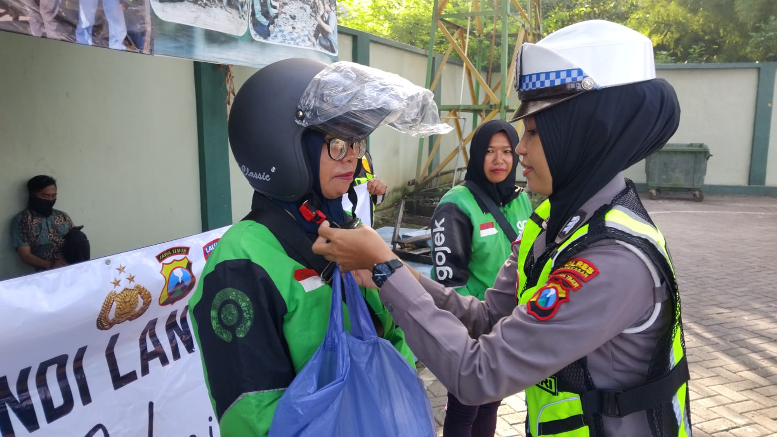 MEMIKAT: “Srikandi Lantas Menyapa" Polres Pamekasan memberi edukasi keselamatan di momentum Hari Kartini. (Ist/Kabar Madura)