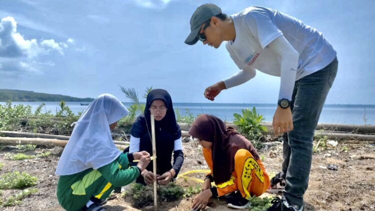 BERI TELADAN: Ketua GEN Jatim Muhammad Romli saat membersamai generasi emas menghijaukan bumi. (Moh. Razin/Kabar Madura)