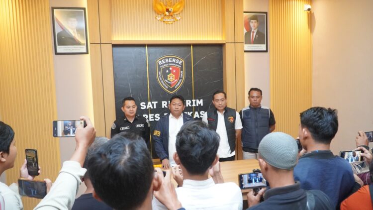 GERAK CEPAT: Polres Pamekasan menggelar jumpa pers terkait oknum guru ngaji yang terjerat kasus pemerkosaan. (Safira Nur Laily/Kabar Madura)
