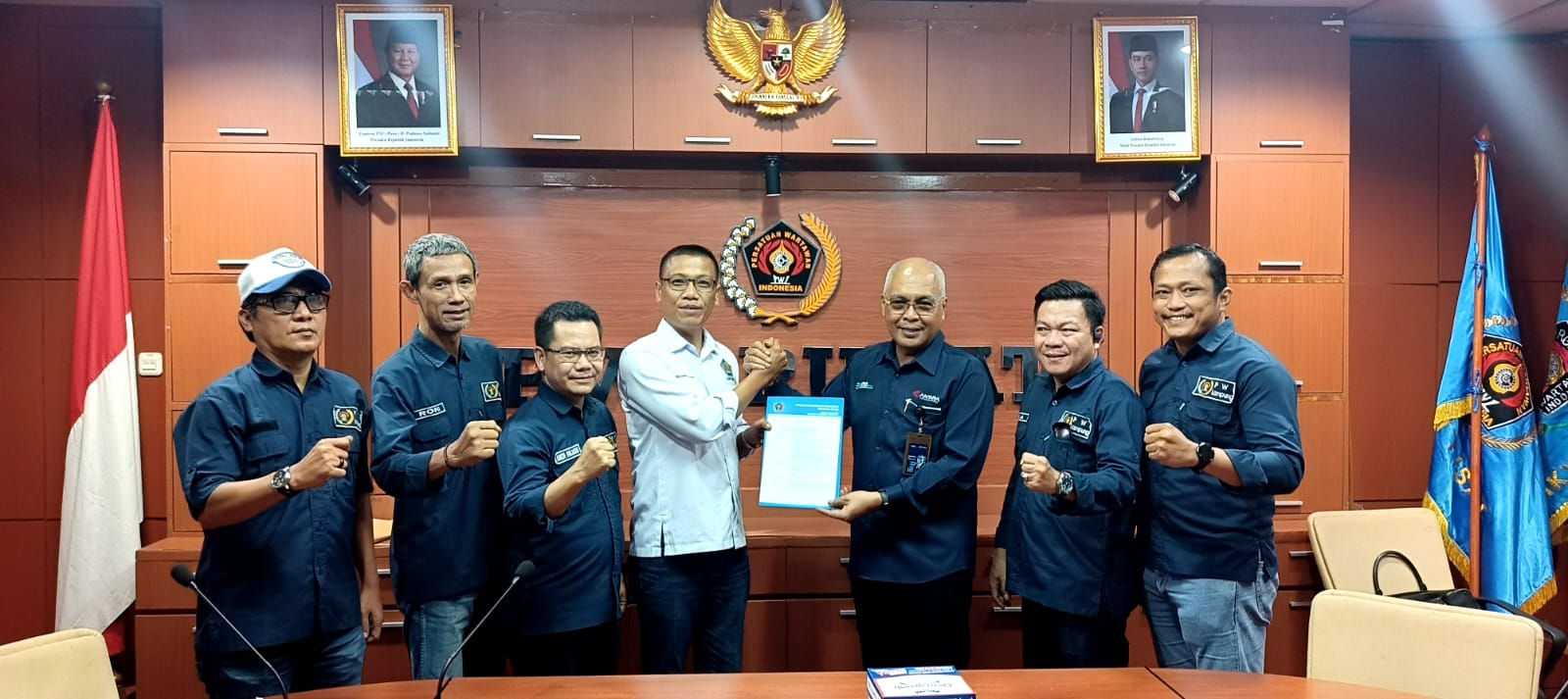 ENERJIK: Ketum PWI Pusat Akhmad Munir (tiga dari kanan) bersama pengurus PWI Lampung di Gedung Dewan Pers. (Ist/Kabar Madura)