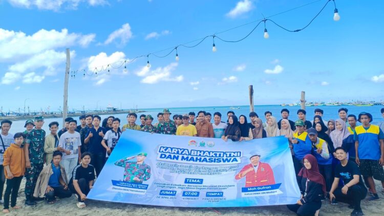 SELAMATKAN BUMI: Para tentara dan mahasiswa membersihkan sampah di sekitar bibir Pantai Branta Pesisir. (Ist/Kabar Madura)