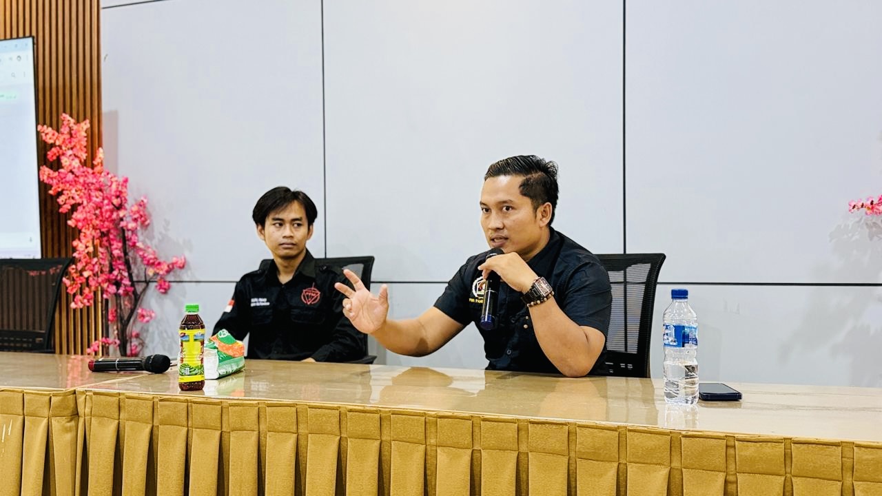 Hairul Anam, Ketua PWI Pamekasan saat menjadi pemateri Sekolah Investigasi oleh PPMI DK Madura. (Dewi Fitria/Kabar Madura)